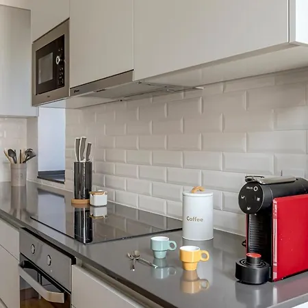 Petra Sandstone 1br Caparica